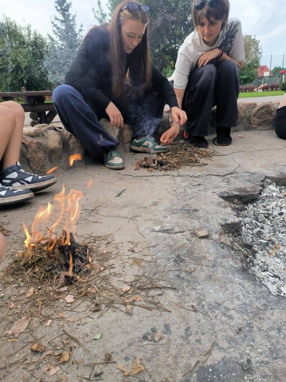 Obiad leśny survival — rozpalanie ogniska