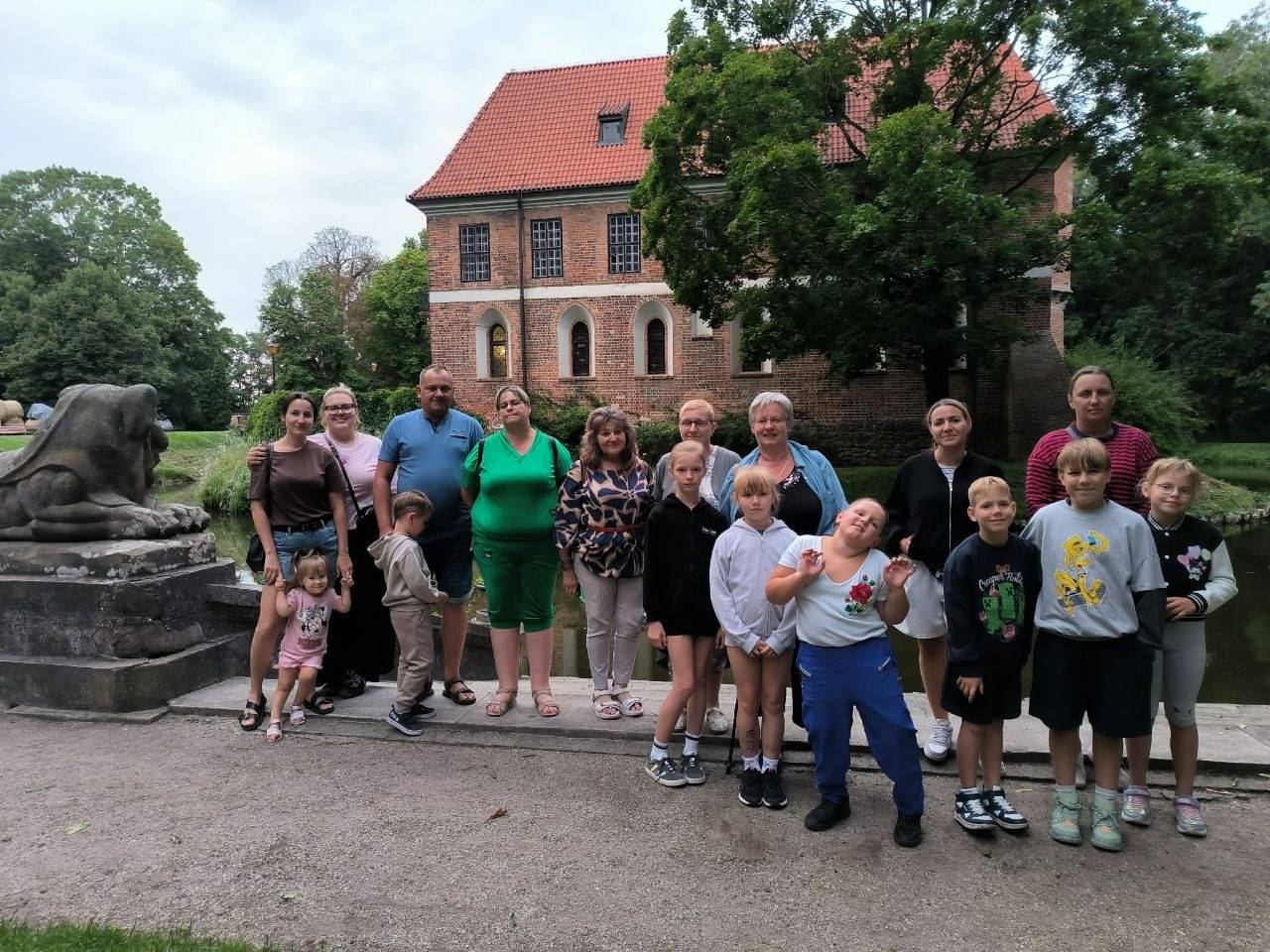 Grupa przed zamkiem w Oporowie