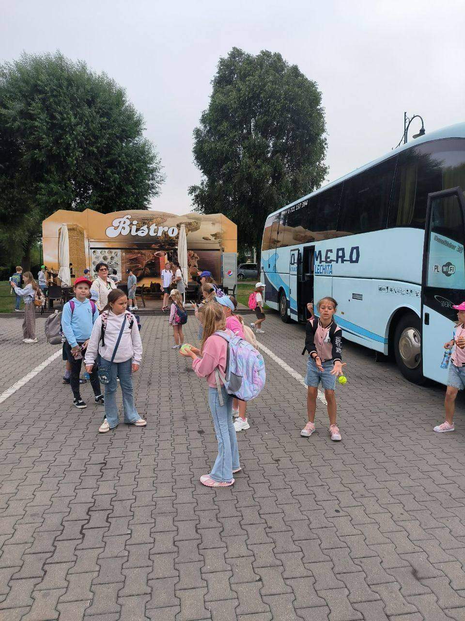 Dzieci przy bistro — przerwa w trasie