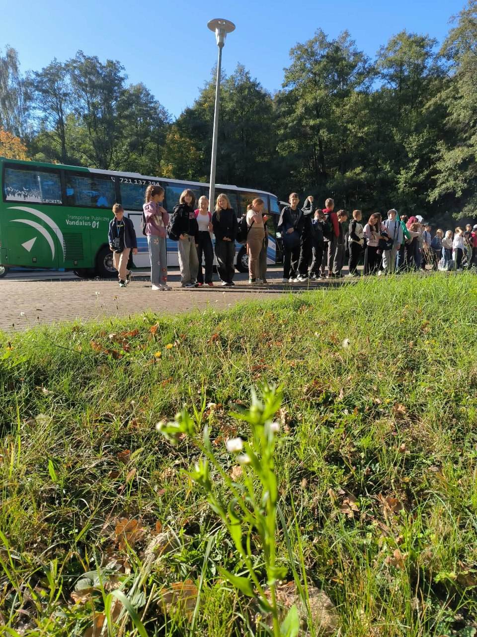 Uczestnicy wycieczki przed autokarem LECHITA