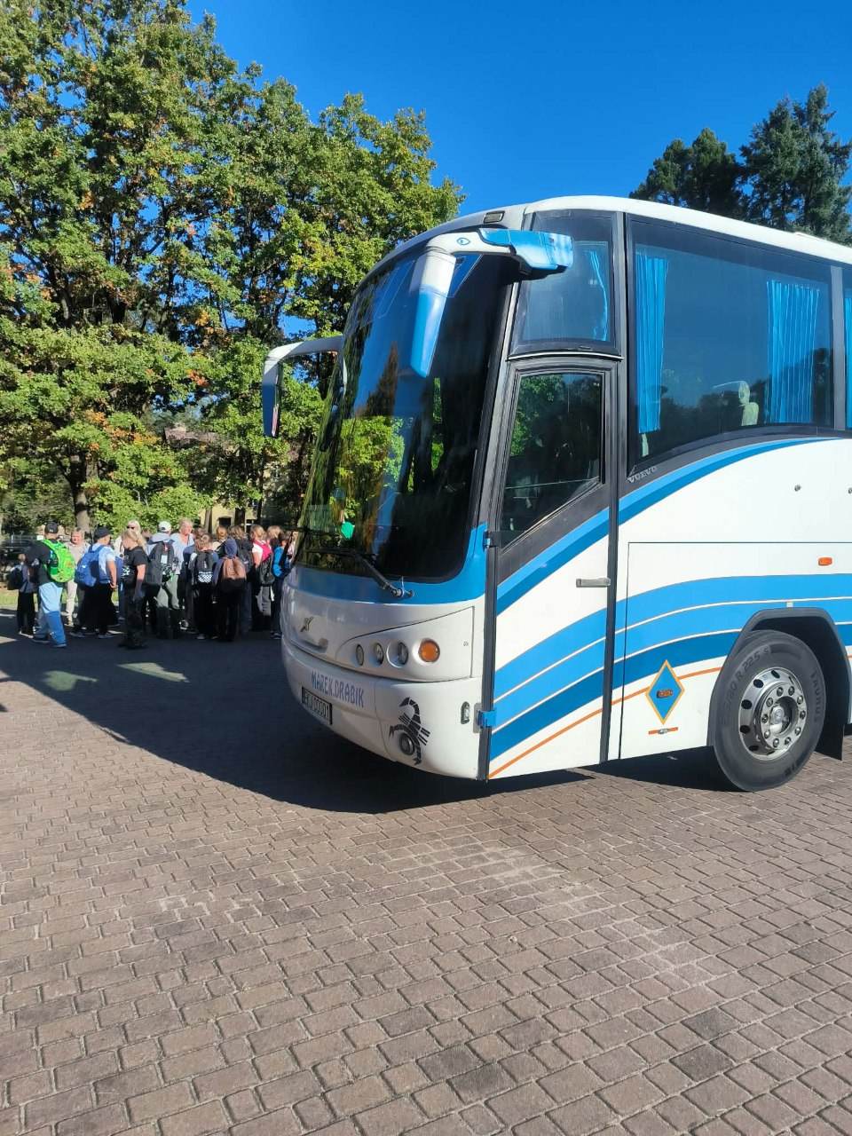 Autokar LECHITA z grupą uczestników wycieczki