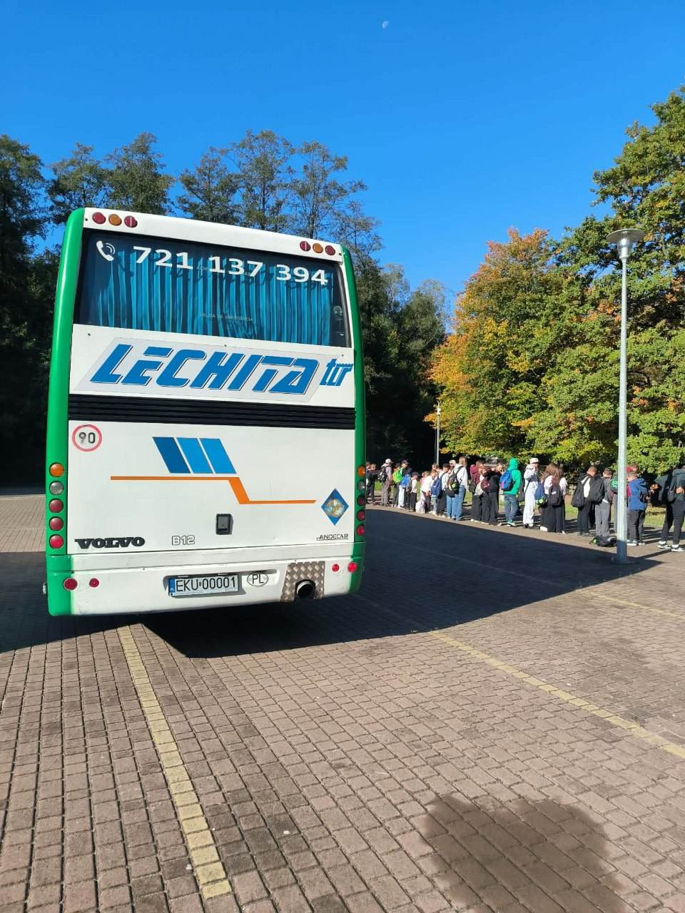 Kolejka uczestników przy autokarze LECHITA