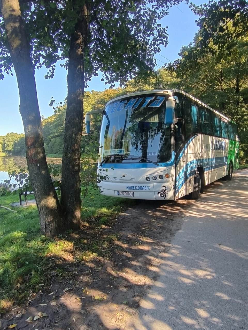 Autokar LECHITA przy drodze w Parku Krajobrazowym Wzniesień Łódzkich