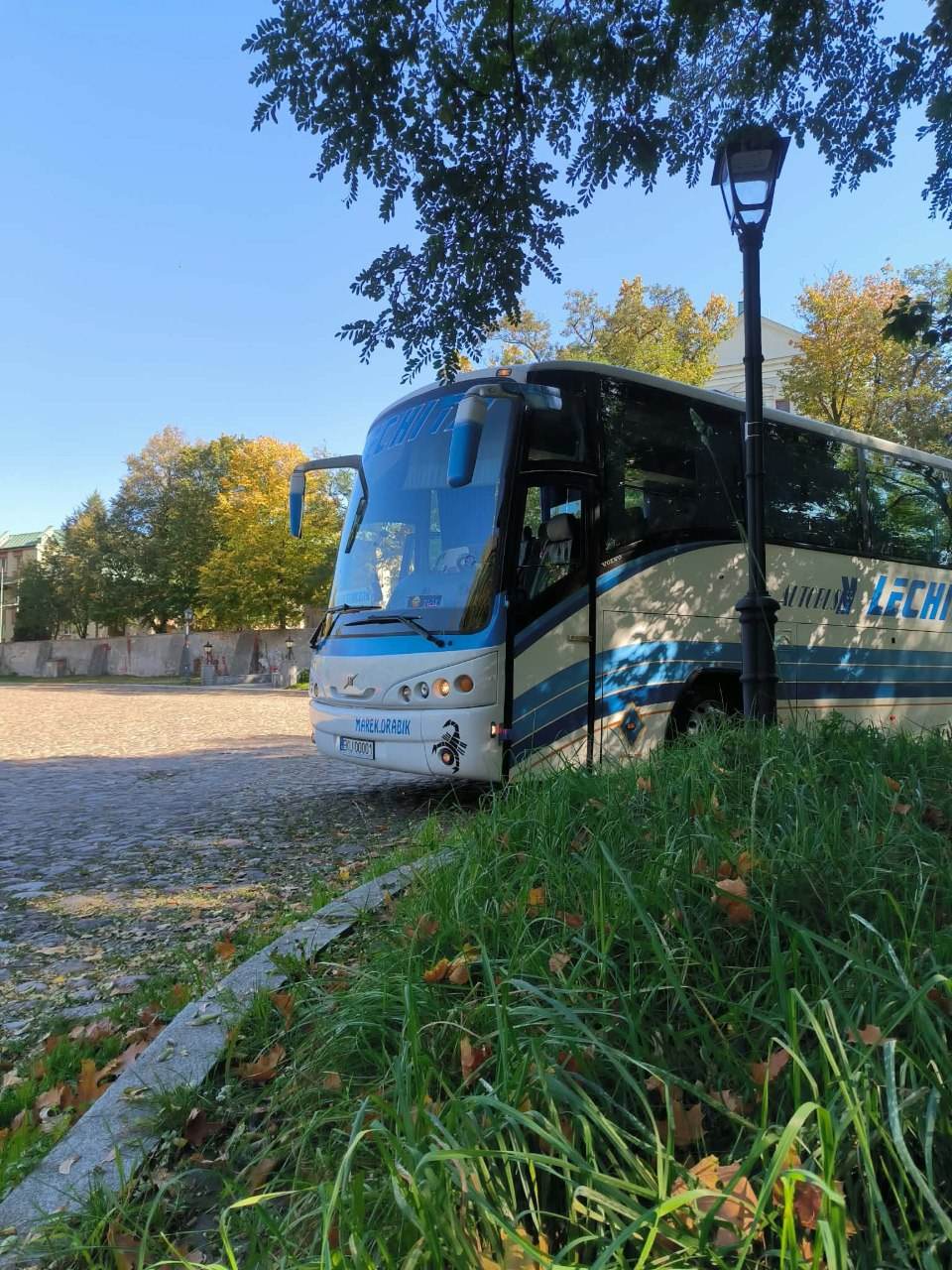 Autokar LECHITA przed zabytkowym klasztorem franciszkanów