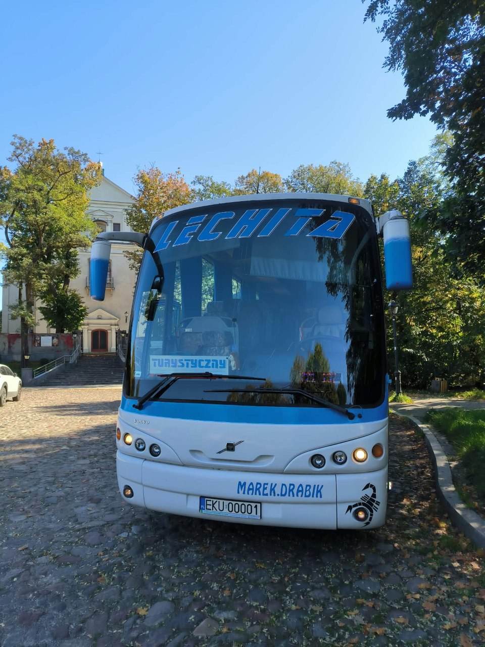 Autokar LECHITA na tle zabytkowej świątyni w Łagiewnikach