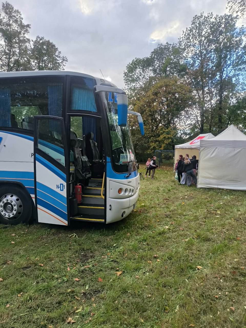 Autokar LECHITA przy namiotach na leśnej polanie