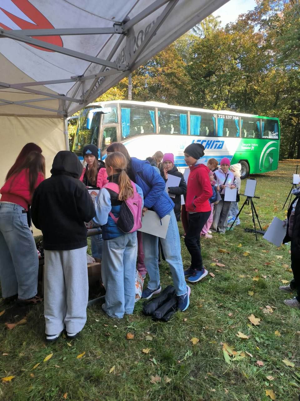 Dzieci przy sztaludze na plenerze malarskim